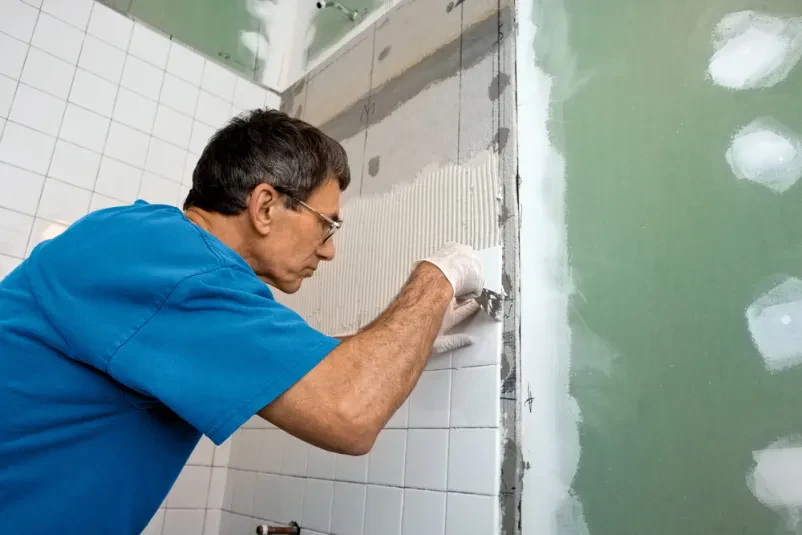 Ugodna adaptacija kopalnice, ki bo po delu vodovodarja videti kot nova.