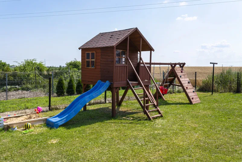 Družinska nastanitev z igrali na Obali