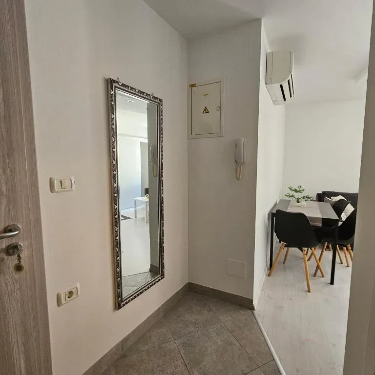 Hodnik v turističnem apartmaju za najem v Kopru.