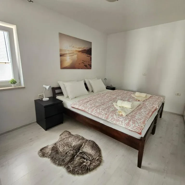 Postelja v spalnici za dve osebi v apartmaju v Kopru-