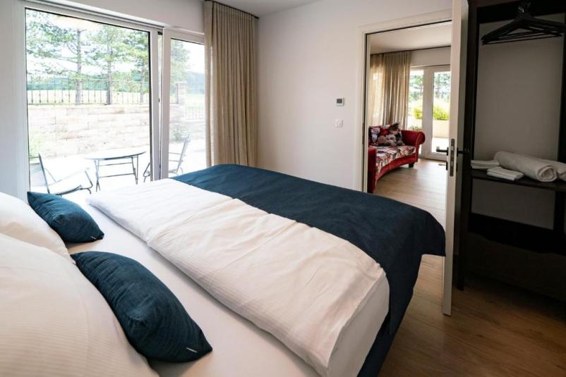 Holiday accommodation with pool Sežana