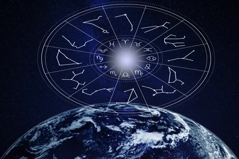 Slika Zemlje z astrološkimi znaki, ki predstavlja pomen astrokartografije.