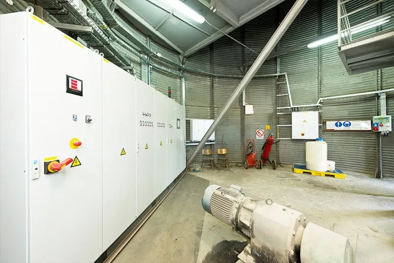 Industrijski prostor z velikimi omarami