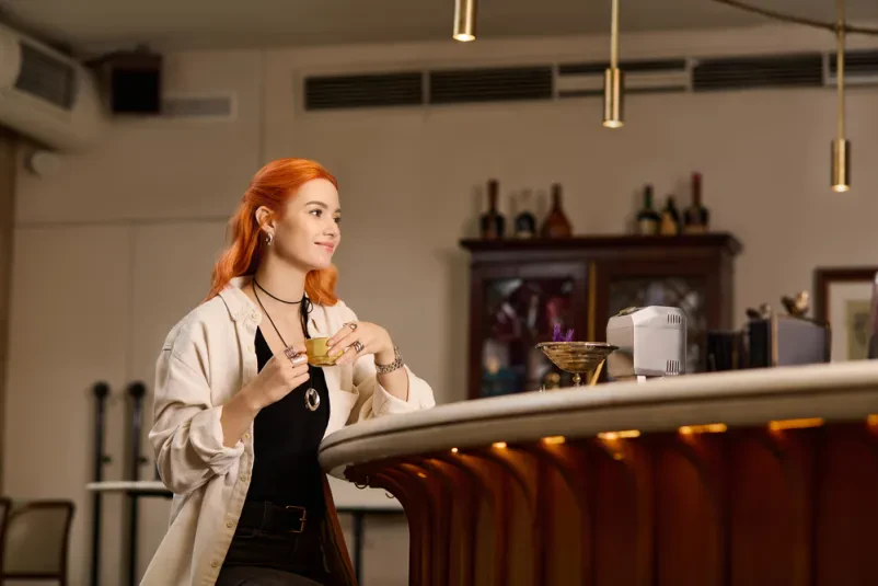 Ženska obišče dober bar v Ljutomeru, kjer strežejo vrhunsko kavo v lepo urejenem prostoru.