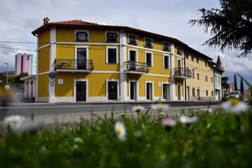Zunanjost rumenega butičnega hotela