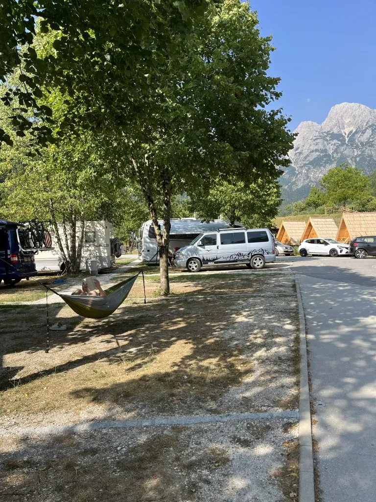 Campingplatz in der Nähe des Flusses Soča, Slowenien