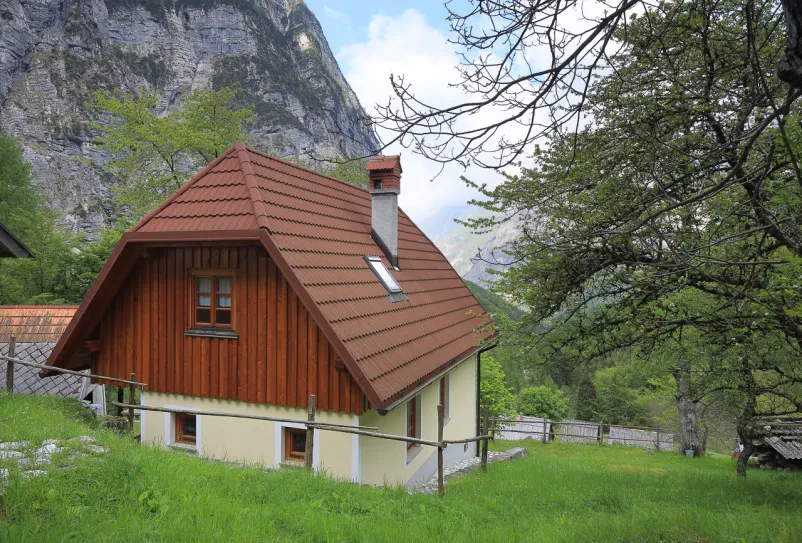 Direkt vom Campingplatz auf den Soča-Weg