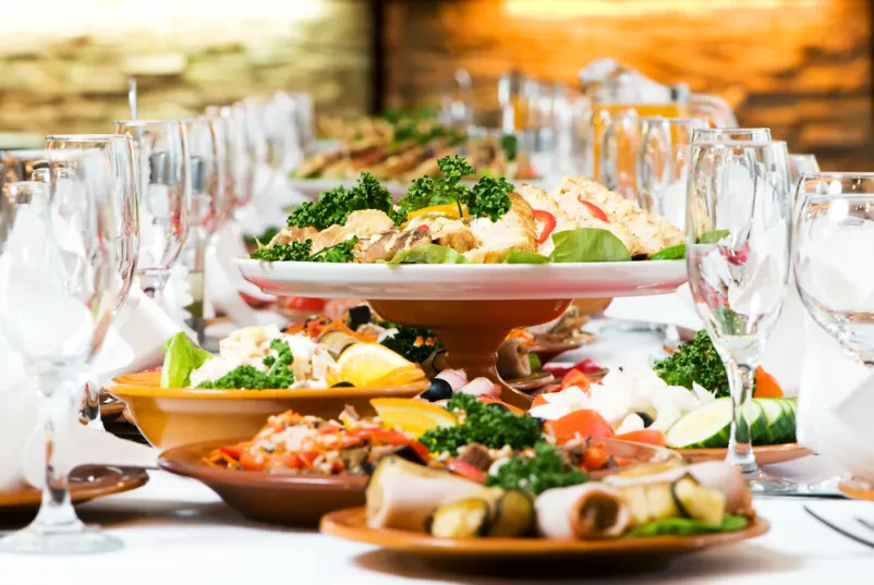 Obilno obložena miza, za katero je poskrbel catering po naročilu iz Kopra.