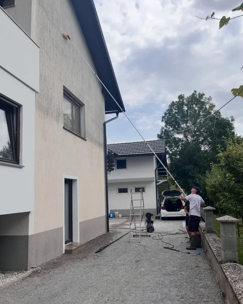 Zakaj je SPETIČ prava izbira za čiščenje fasad, streh, tlakovcev in drugih zunanjih površin?