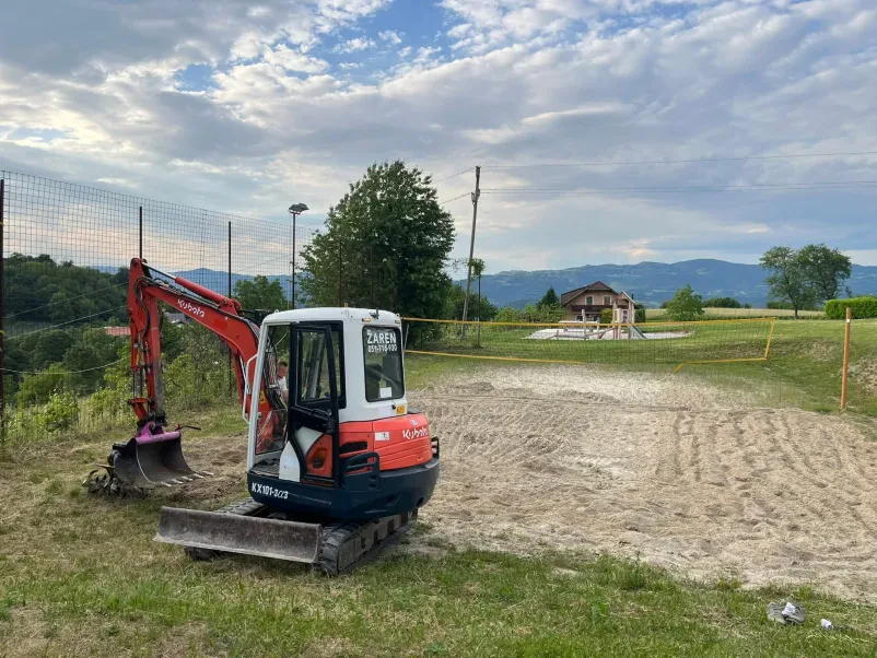 Rumeni bager na gorski cesti Dela z gradbeno mehanizacijo Posavje, Dolenjska