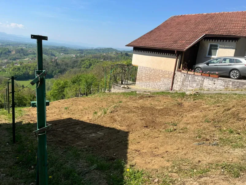 Nakladalni bager raztovarja pesek Dela z gradbeno mehanizacijo Posavje