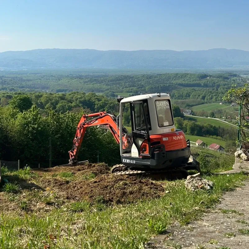Delavec upravlja asfaltni finišer Dela z gradbeno mehanizacijo Dolenjska