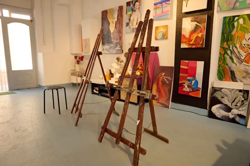 Slikarsko platno v galeriji s slikami