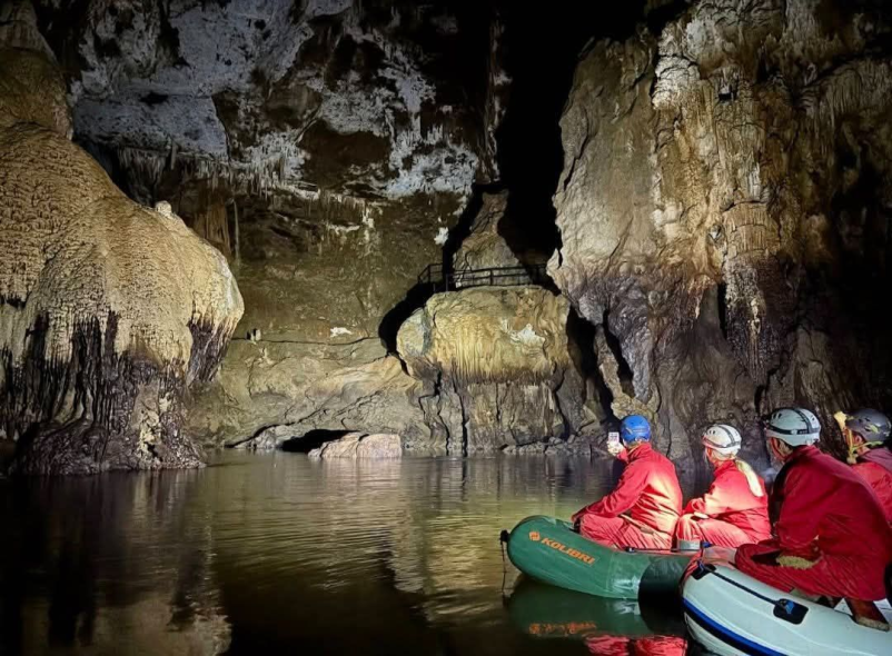 Besuch der Planina Höhle mit einem Boot