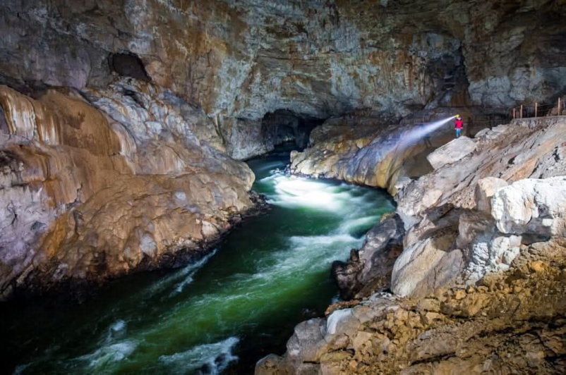 Bootstour durch die Planina-Höhle