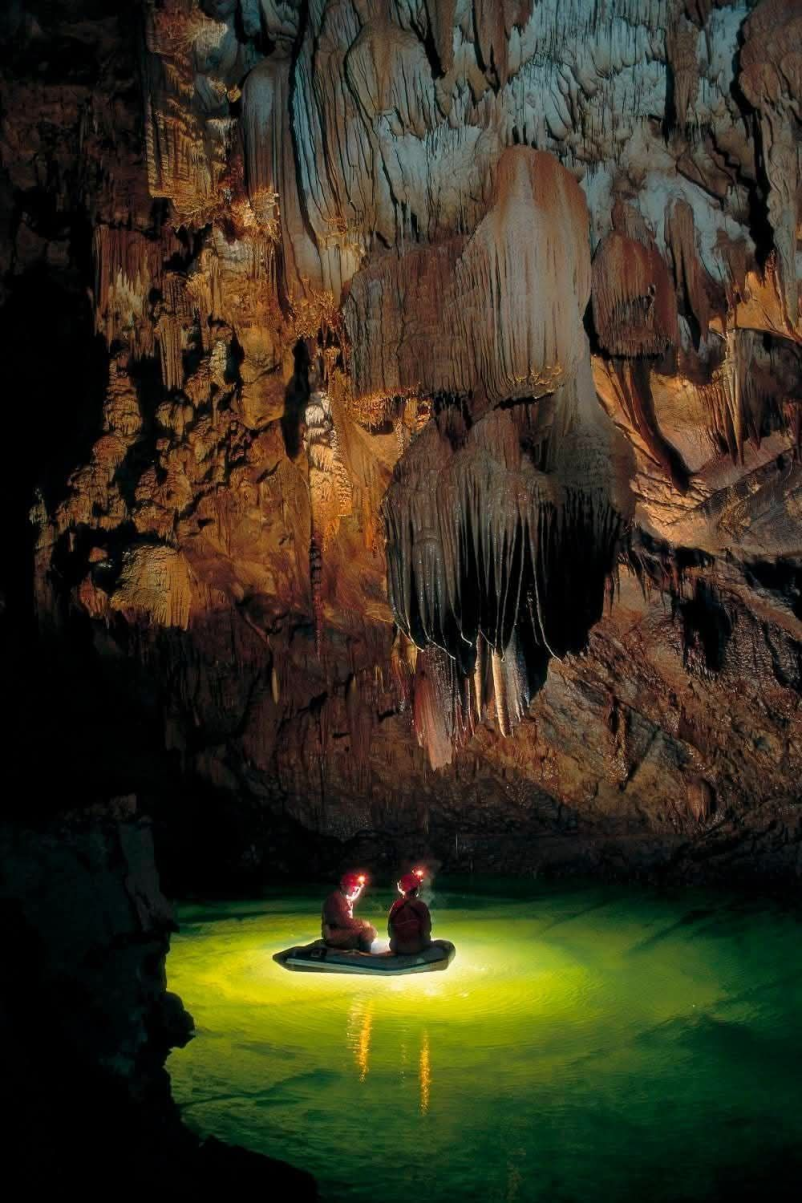 Erleben Sie die Besichtigung der Planina-Höhle mit Booten