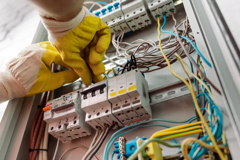 Napeljava električnih inštalacij v objektu na Štajerskem, ki ga izvaja dober električar.
