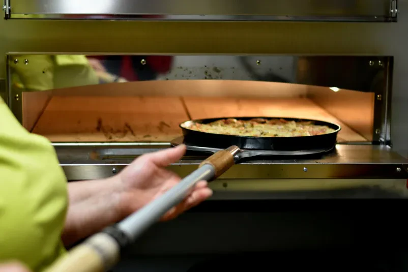 Picopek polaga pico v krušno peč