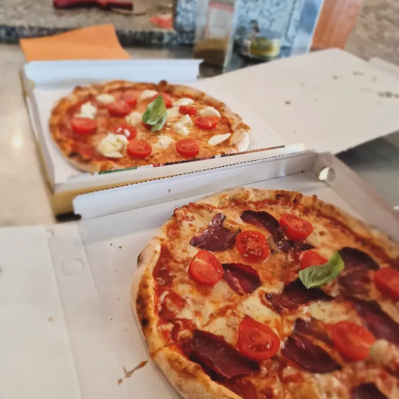 Jedi z žara, wrap tortilje in morske dobrote