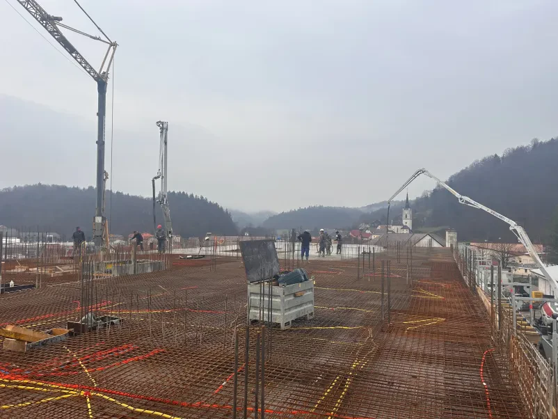 Transport betonske mešanice na gradbišče
