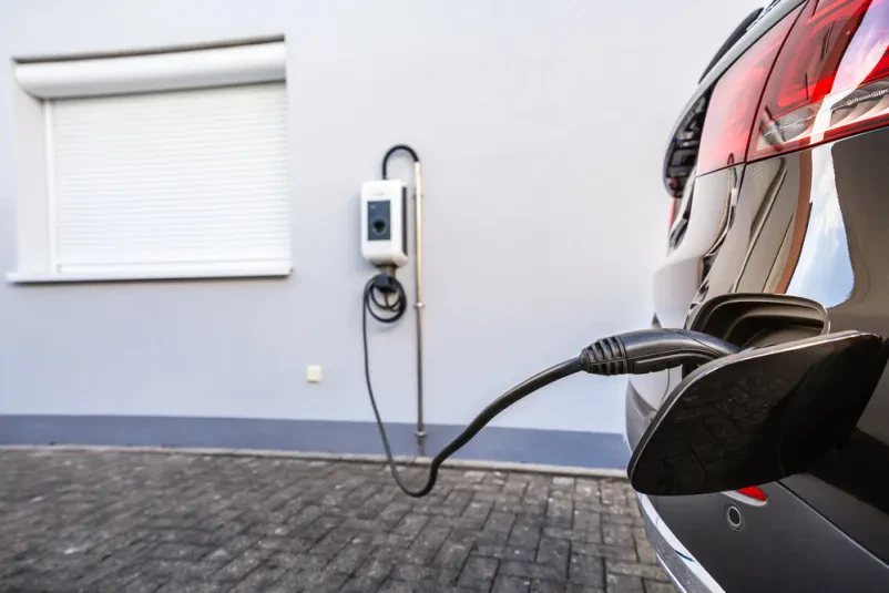 Polnjenje avtomobila na električni polnilnici