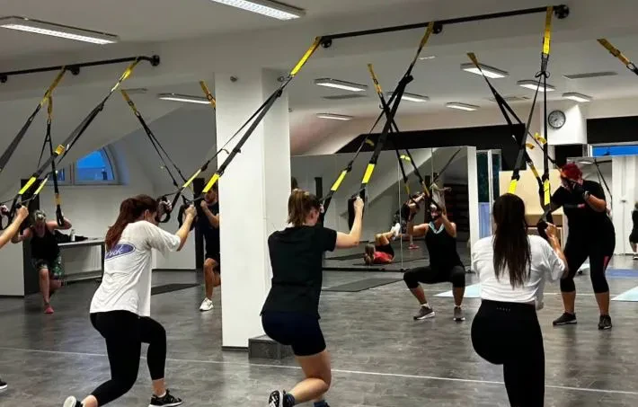 Vodena vadba za ženske, ki poteka v prostorih fitnesa v Žalcu na Savinjskem.