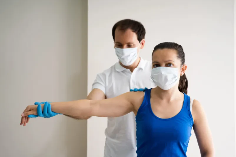Smehljaje medicinske sestre in gospodične Obisk fizioterapevta na domu Koper, Obala