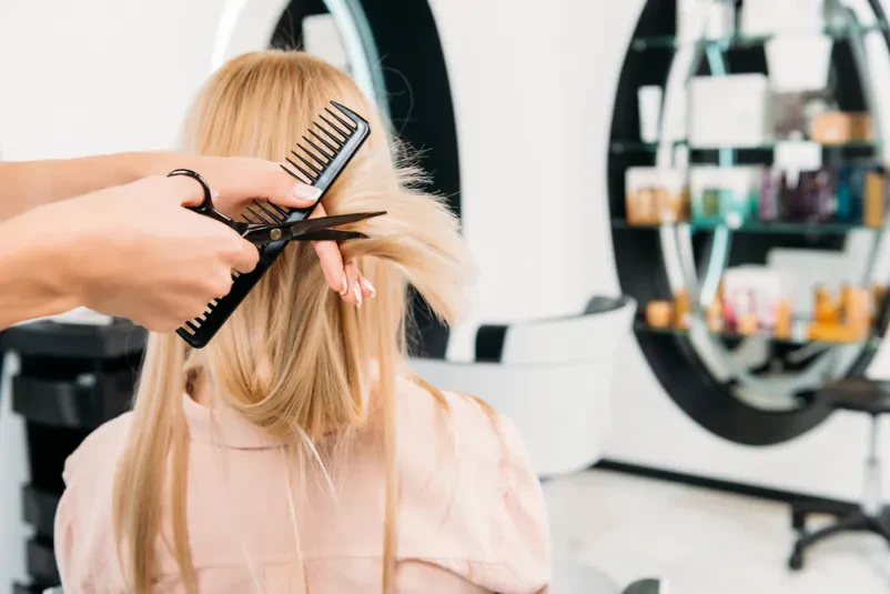 Česanje in oblikovanje blond frizure