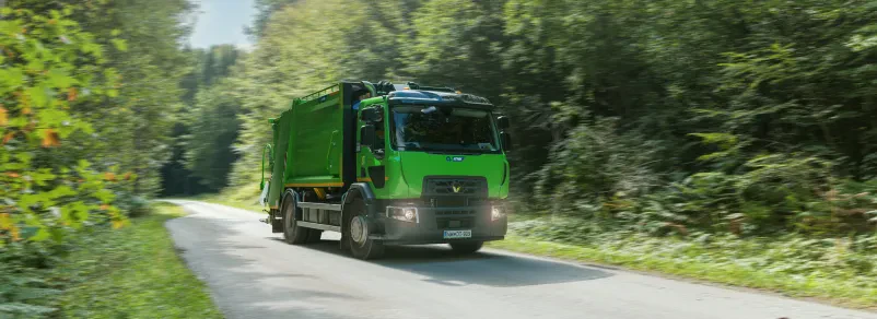 Kamion Komunale Trebnje na poti na cesto, kjer skrbijo za gradnjo kanalizacije in vodovoda v Trebnjah.