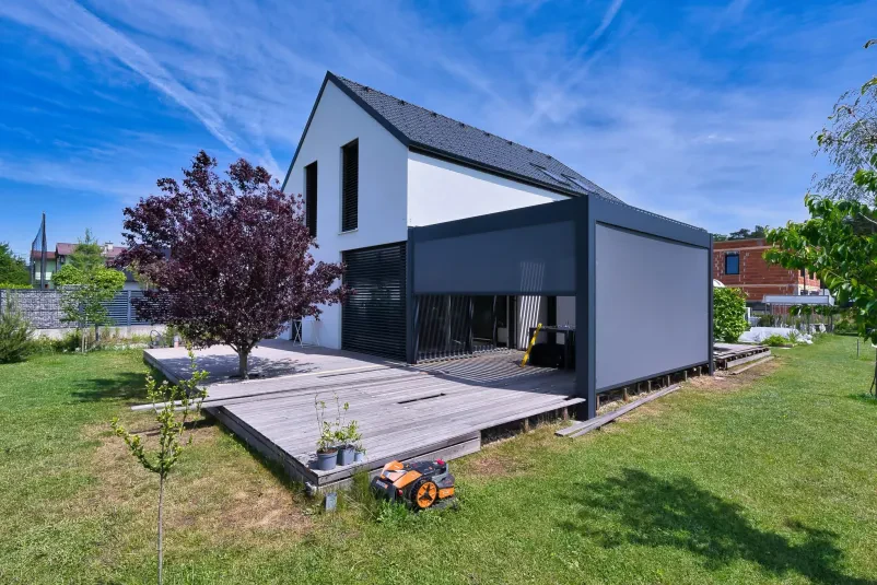Montage einer Pergola mit LED-Beleuchtung, ZIP-Screens und Verglasung