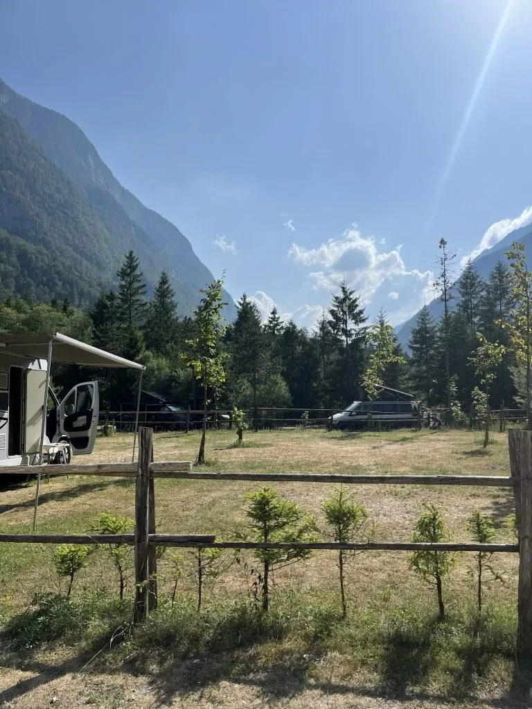 Kampiranje sredi narave v dolini Trente