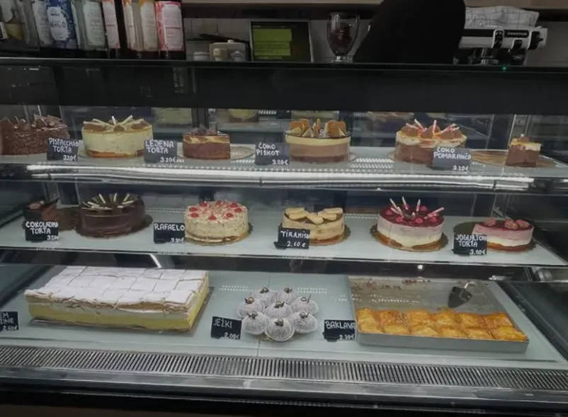 Bogat izbor slastnih slaščic, vključ, na voljo v vitrini, kot bi jih našli v Kavarni in slaščičarni Zasavje.