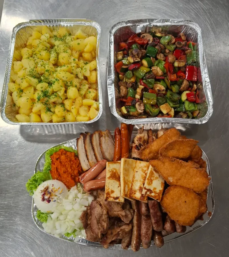 Raznolika ponudba mesnih jedi za pogostitev in catering za praznovanja.