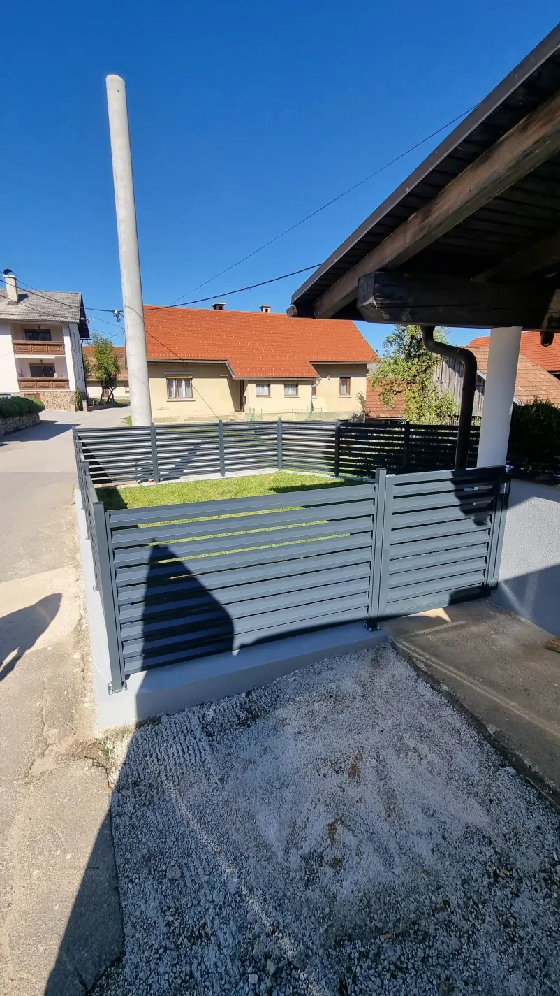 Strokovnjak za postavitev kovinskih ograj Notranjska