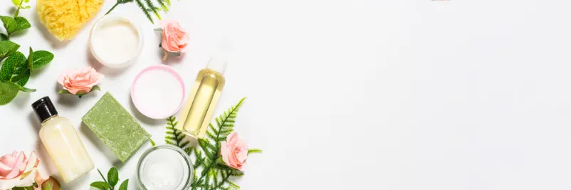 Ženska nanaša serum za obraz Kvalitetna naravna kozmetika olja Slovenija