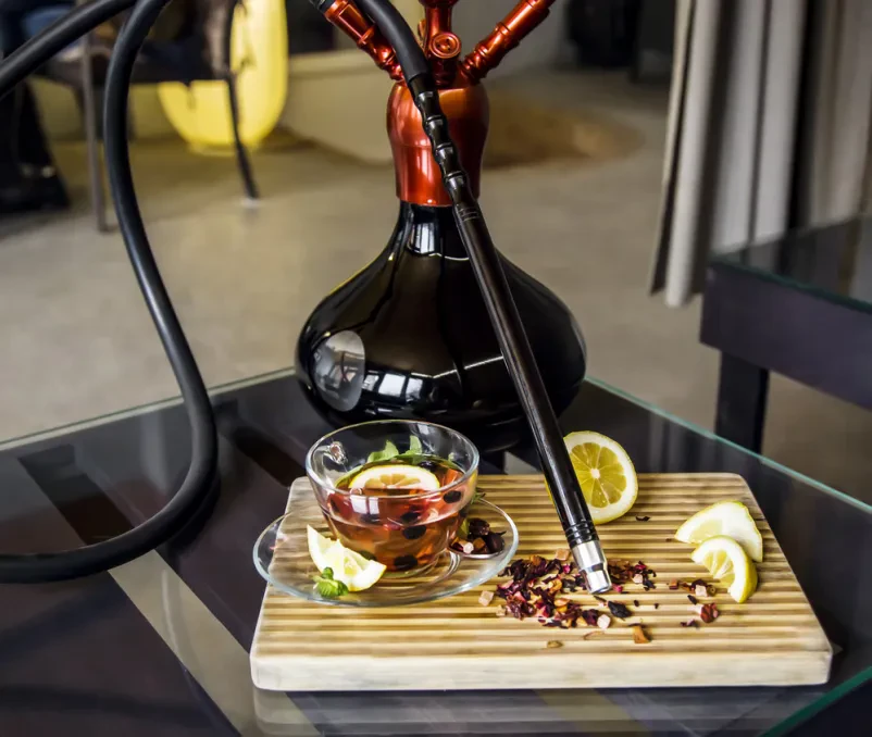 Pogled od blizu na shisho, postavljeno na mizo v sodobno urejenem lounge baru.