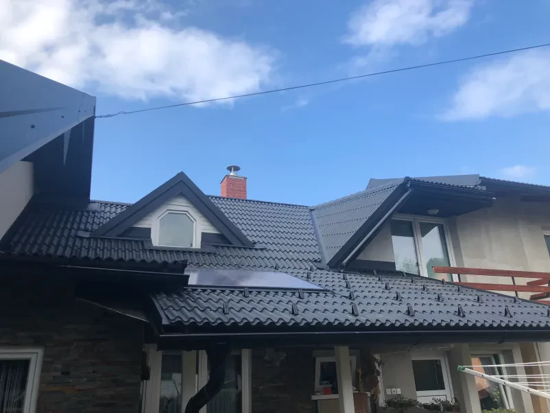 Podjetje je menjalo strešno kritino na objektu na Podravskem.