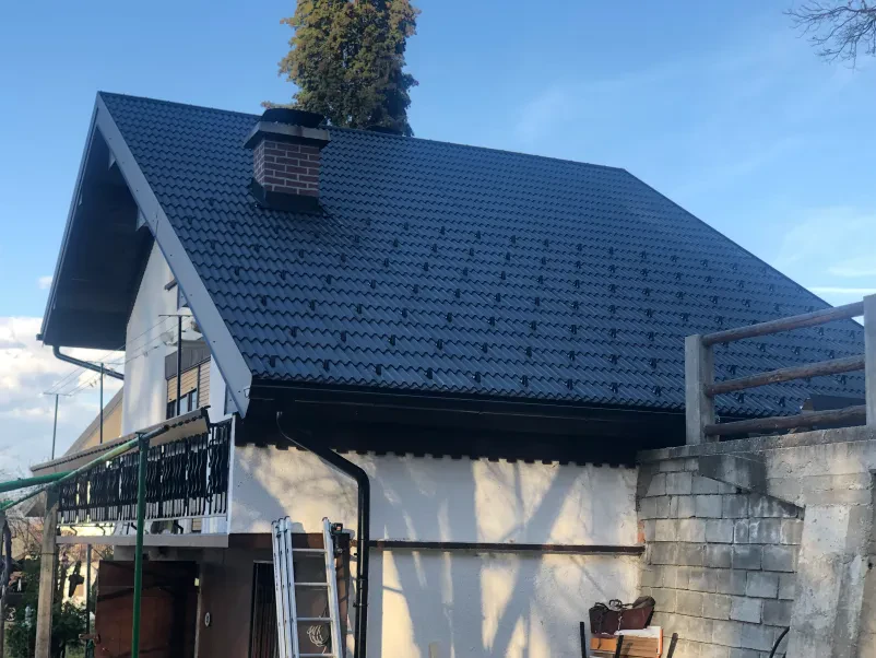 Nova strešna kritina na družinskem objektu v Podravju.
