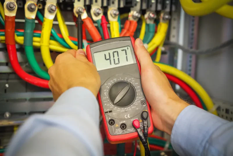 Oprema za izvajanje natančnih meritev električnega toka in napeljave v objektih na Posavju.