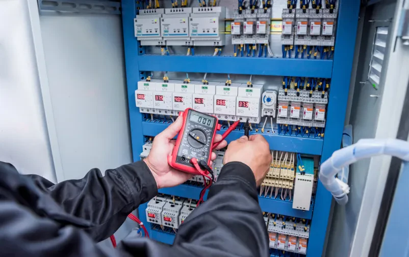 Nova električna napeljava, na kateri poteka meritev jakosti električnega toka.