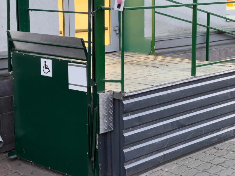 Postavitev in priklop sistemov za dvigovanje oseb