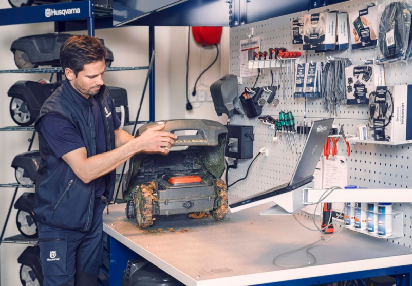 Zimski servis in vzdrževanje robotskih kosilnic Pomurje