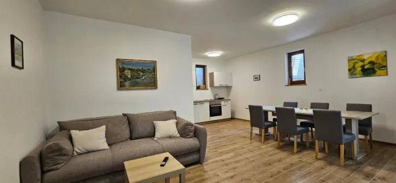 Slikovita pokrajina z vilami in cipresami Najem apartmaja Dvor pri Krki, Dolenjska