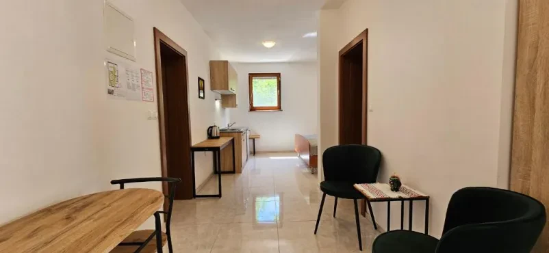 Stara lesena kmetija na podeželju Oddaja apartmaja Dvor pri Krki, Dolenjska