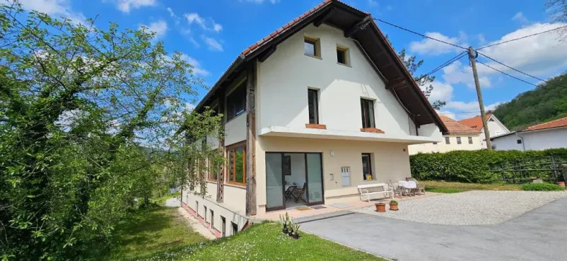Jesenski vinograd pred trgatvijo Ugoden najem apartmaja Dolenjska