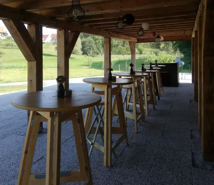 Lesena miza ob jezeru v piknik coni Piknik prostor Rogaška Slatina