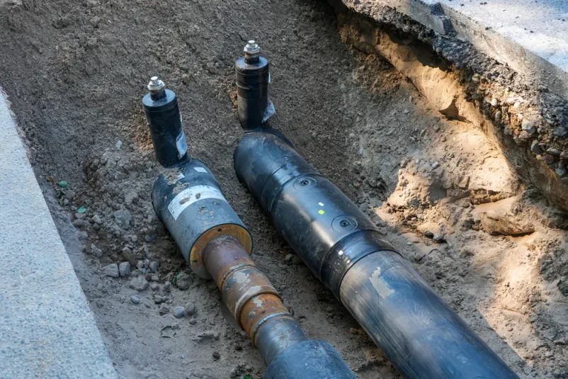 Cevi, položene v izkope za urejanje komunalne infrastrukture na Podravskem.