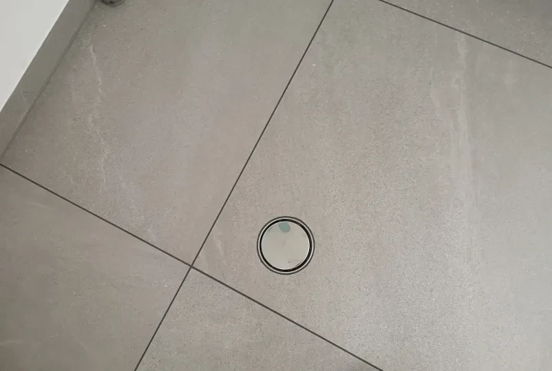 Kopalniška tla s ploščico in odtokom za vodo.