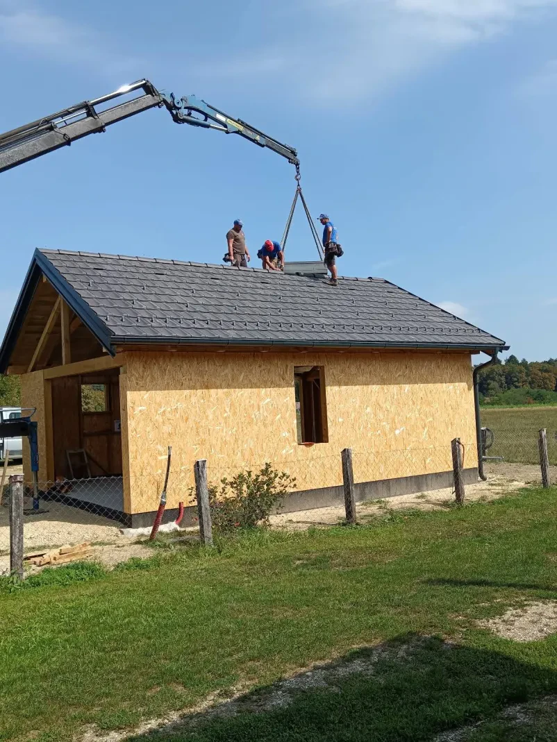 Postavitev strehe Štajerska, okolica