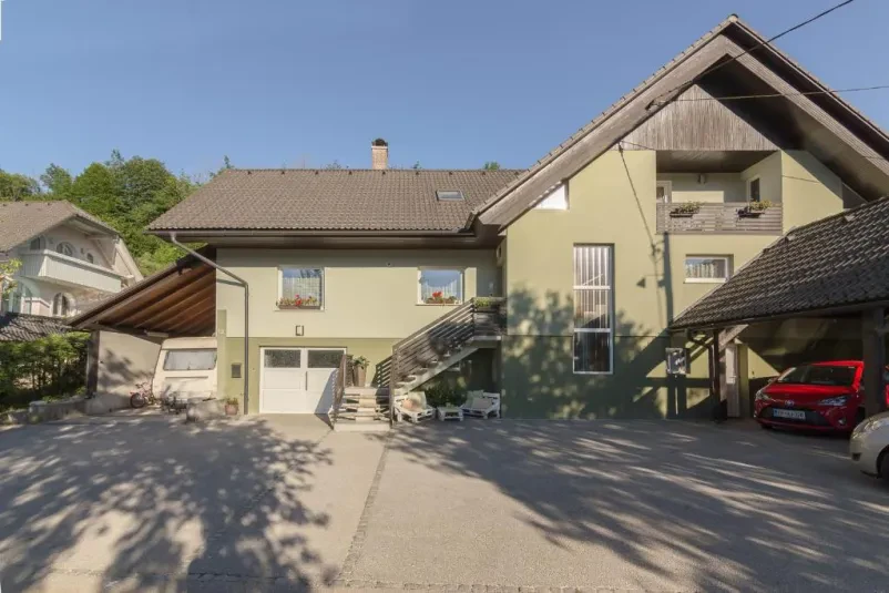 Lesena spalnica z razgledom na Alpe za prijetno bivanje Najem sobe za 2 osebi Bohinj, Gorenjska